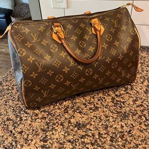 Louis Vuitton Authentic everyday purse